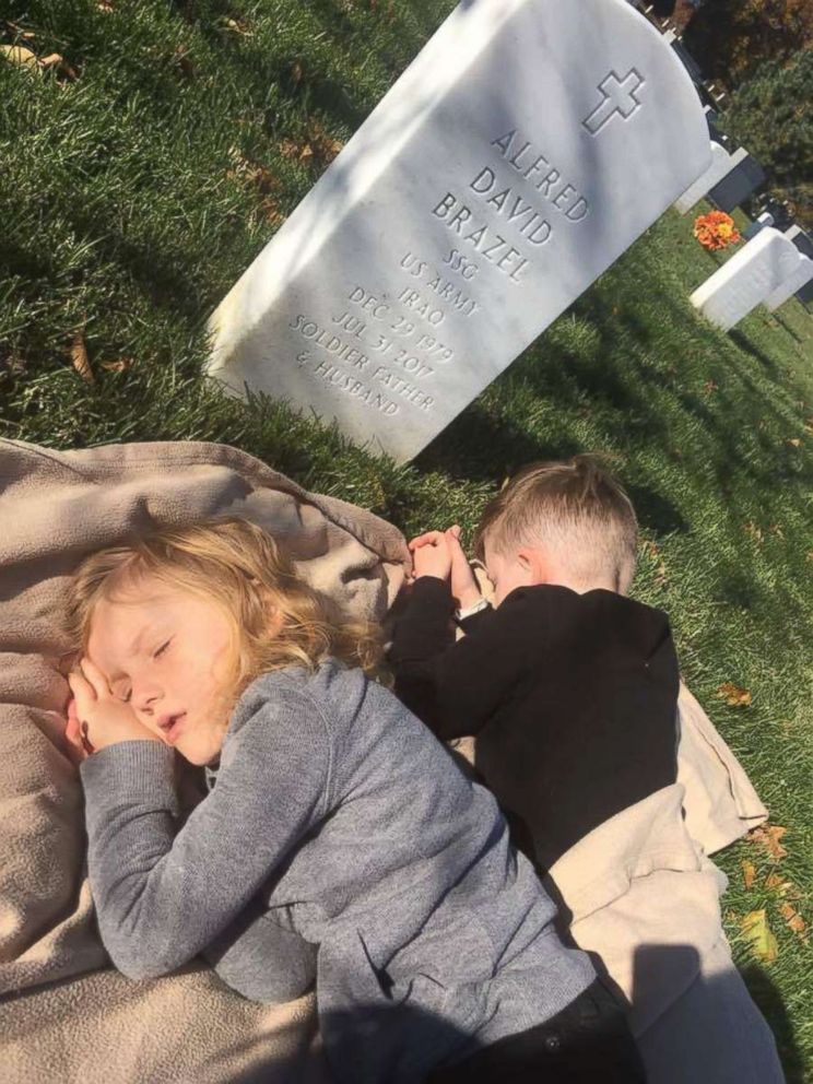 爸爸罹癌去世後「2名小男孩第一次去墳墓探訪」，接著媽媽就看到這一幕忍不住默默掉淚…