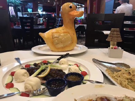 他在美國中餐館點的「烤鴨」跟印象中的完全不一樣，服務生端上桌的鴨讓網友都笑到崩潰了！