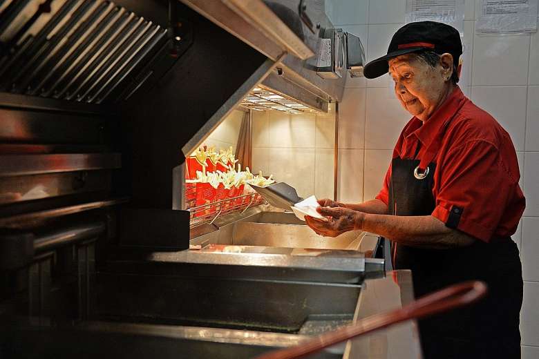 「我不用靠子女養」　70歲阿嬤當麥當勞最老員工　撐到離別前還在服務