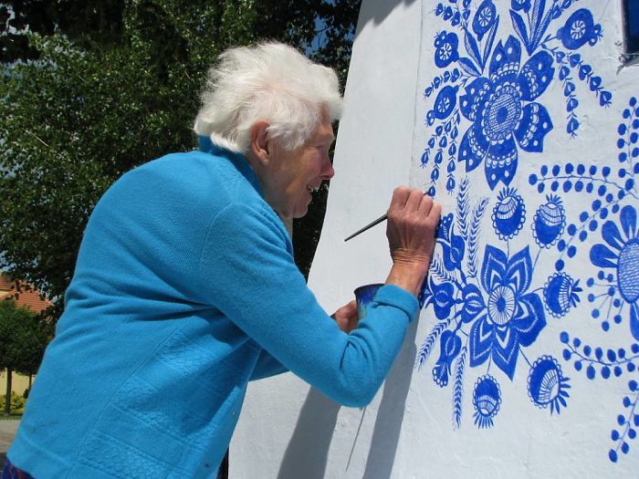 「藍色花朵」開滿整個純白小鎮！　90歲奶奶每天手繪「浪漫圖騰」遊客慕名朝聖