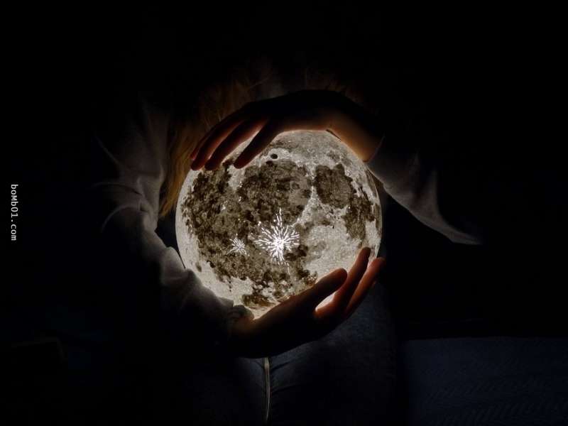 這個藝術家實現大家「想要把月亮帶回家」的夢想，她做出來的天體夜燈會讓你忍不住刷卡！