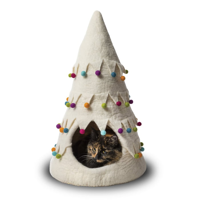 你家聖誕樹長貓啦～　暖呼呼的「羊毛貓窩聖誕樹」最可愛禮物就是它♡