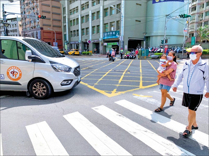 「台灣交通實在太糟糕！」　日本女作家怒批亂象「30年沒變」：連等紅燈都很危險