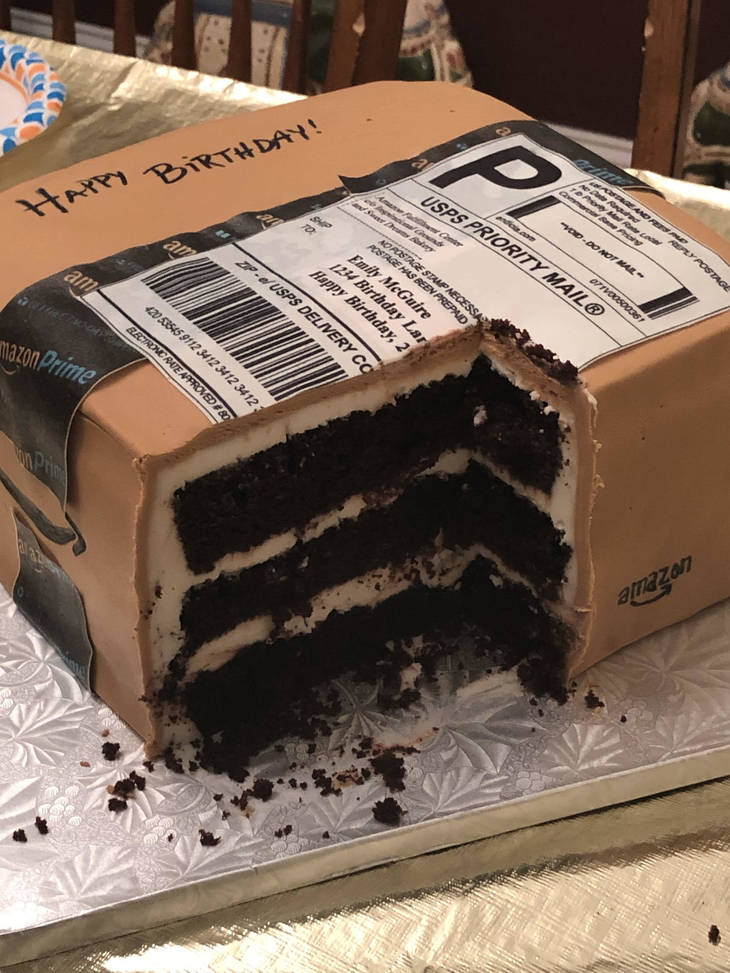 老婆超熱衷網購　先生直接送「包裹生日蛋糕」：妳最愛的形狀