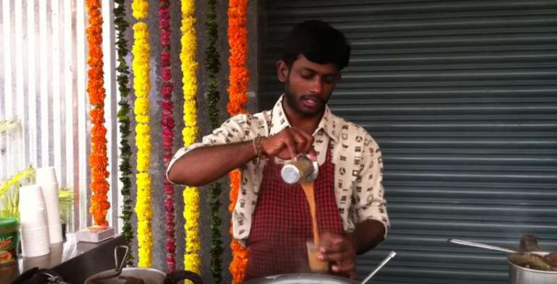 印度小販製作奶茶技巧超華麗　精彩表演如開掛路人都捨不得眨眼