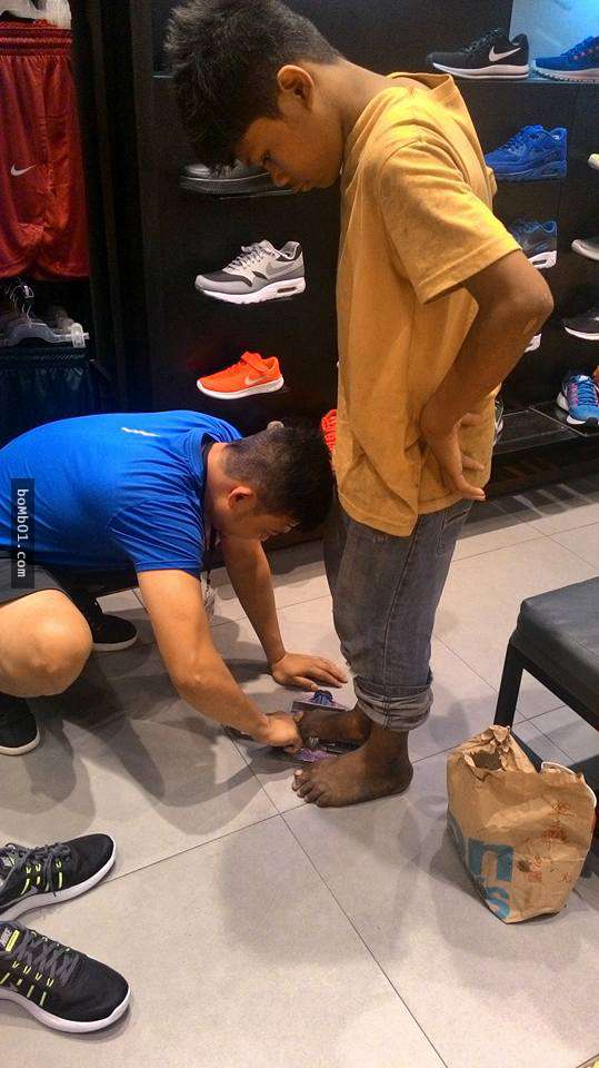 神秘刺青男在快打烊時帶著「赤腳小男孩」來店內買鞋，店員一得知這是他「人生第一雙鞋」都感動到想哭！