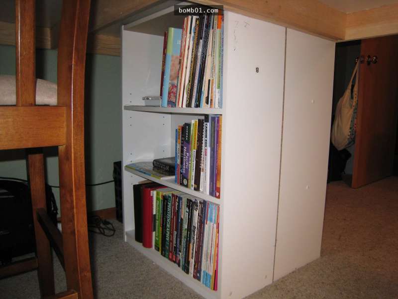 他把3個「IKEA書架」搬到房間裡時家人都很好奇，直到看了成品後立馬覺得他的想法太天才了！