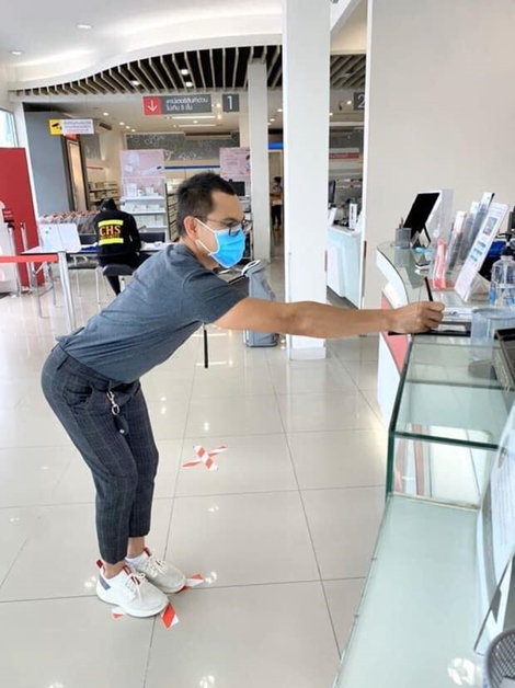 泰國超可愛防疫！去銀行辦事「像跳芭蕾」　連機車載人都能遵守社交距離　