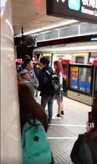 野生哈妮現身台北車站！　紫色長髮吸引大家盯著她看　粉絲超驚喜想偶遇