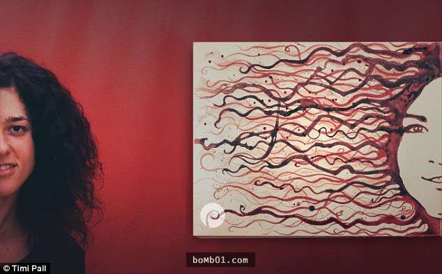 女藝術家花9個月時間蒐集月經血液畫了幾幅畫，當它們合併起來…WOW！