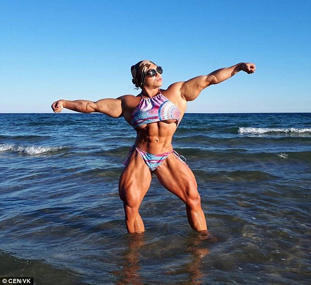 俄羅斯女子14歲開始健身時體重不到40KG，家人也沒想到她可以練到比男生還要更壯！