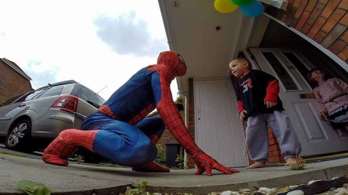 兒子檢查出腦瘤　爸爸扮蜘蛛人從天而降送上「最暖心驚喜」