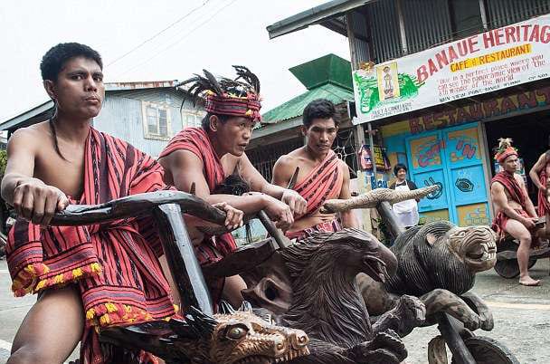 作陣來尬車！　菲律賓原住民「木雕自行車」大賽　超狂「野獸、人類」騎上路：時速飆到40公里