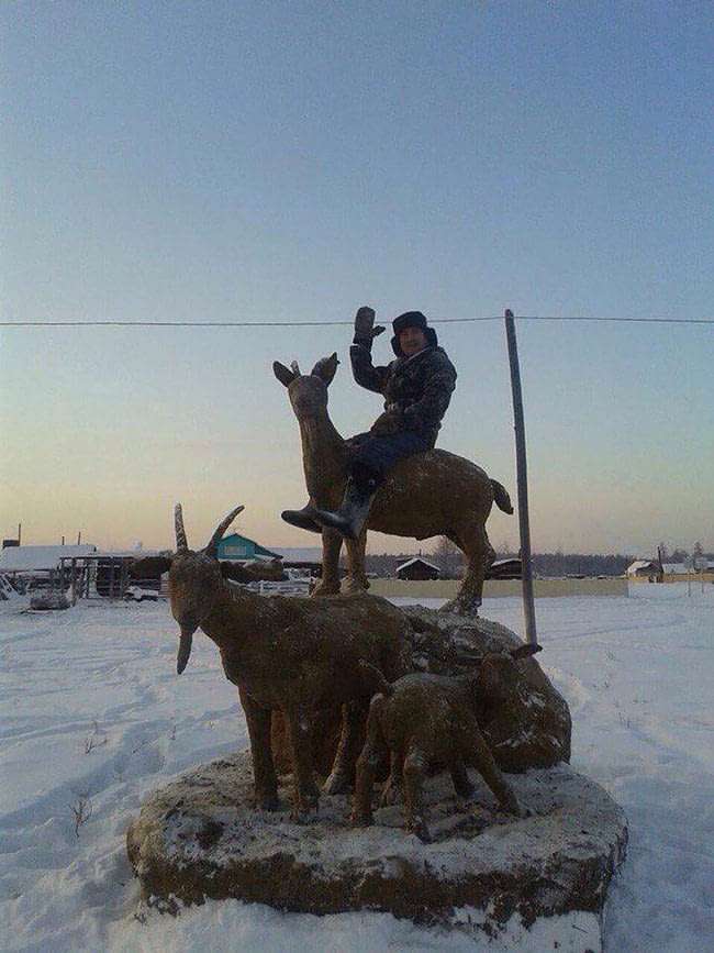 玩牛糞便爆紅！　俄羅斯農夫用牛糞便完成「雕塑」　吸引超多人朝聖