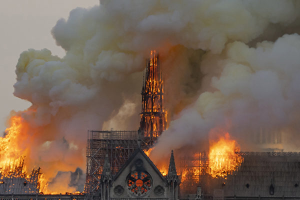你們在哪？聖母院起火前1hr拍到「最後一張溫馨照」　全球18萬網友幫尋人
