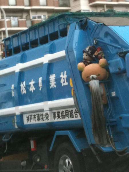 大量網友在垃圾車上目擊娃娃　清潔員工的解釋讓人很想哭