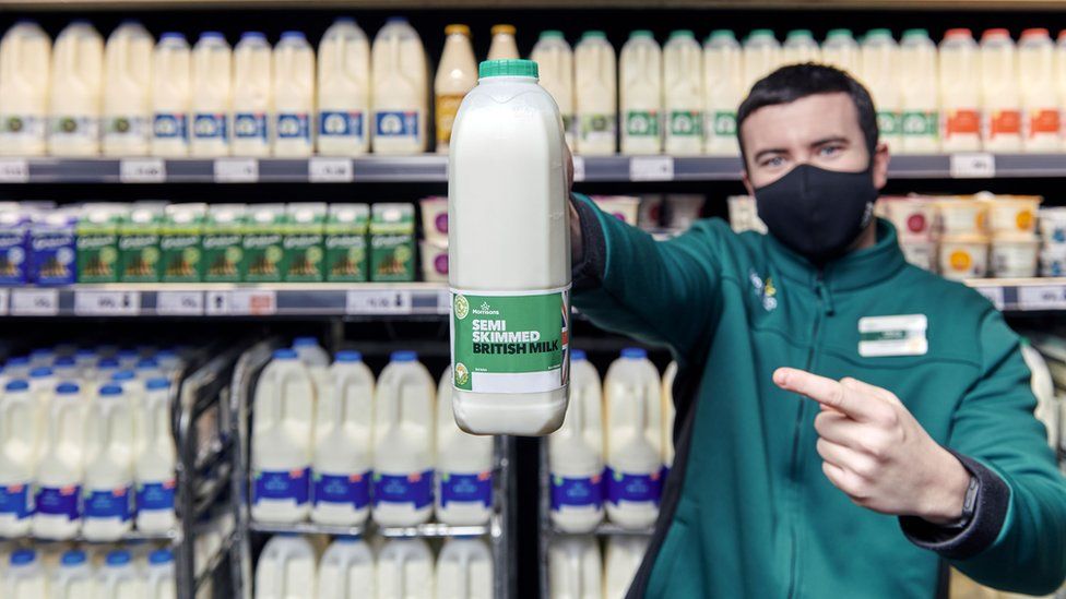 避免浪費！英國超巿不再標示牛奶「保存期限」　鼓勵顧客用嗅覺判斷好壞
