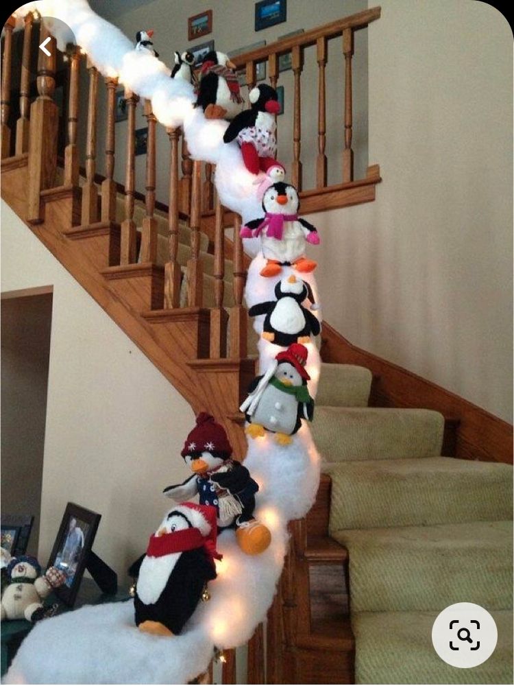 最可愛聖誕裝飾！國外瘋改造扶手變「小企鵝溜滑梯」　室內也有雪國氛圍！
