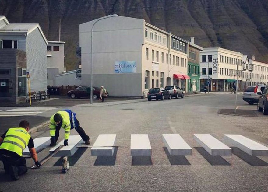 冰島鋪設「3D透視斑馬線」竟然有奇效　不只美觀：交通事故率還大大降低
