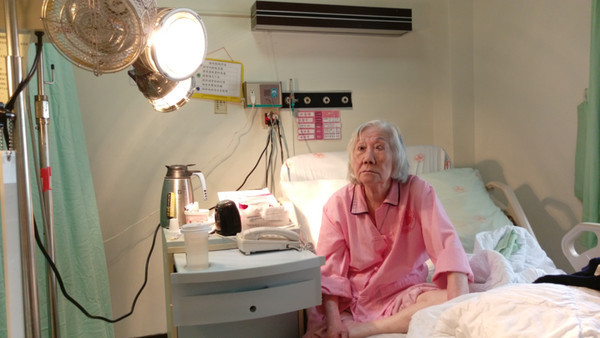 91歲董娘「霸佔榮總病房4年」欠774萬醫藥費死不走，院方出招「切掉她冷氣」…結果無奈完敗！