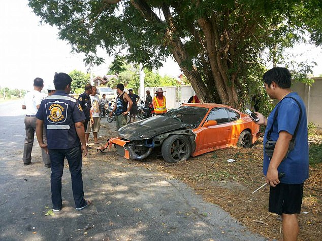 泰國和尚一出寺廟就「開跑車撞樹」，連警察看到現場慘狀都詫異說「他以為自己在拍《玩命關頭》」！