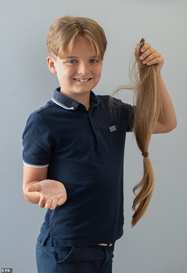 9歲第一次理髮！　金髮男孩看到病童「剪掉自豪長髮」：他們比我更需要　