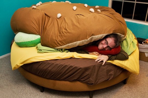 20個「古代皇族也無法這樣睡」的最狂床鋪　睡在漢堡裡居然很幸福？
