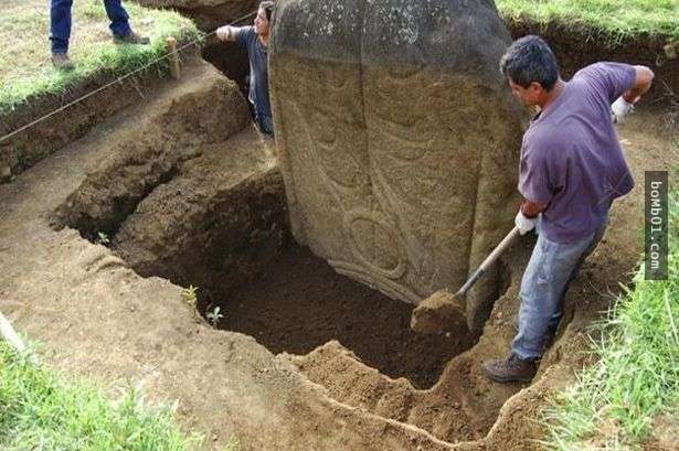 復活節島上的巨石像被考古學家挖起來，看見首度曝光的部分後…反而變得更神秘！