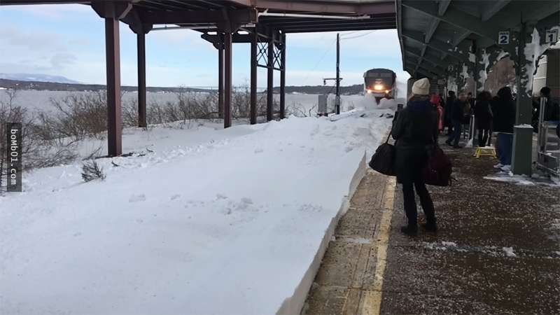 一夜暴雪後火車一進站「整個小鎮就雪崩」，驚人現場隔著螢幕也感受到劇烈的震感感！