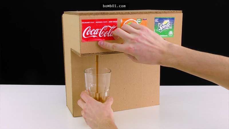 紙箱做飲料機聽起來不可行，但「這個人做的紙箱飲料吧」會讓你有跟著做的衝動！
