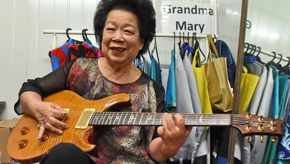 新加坡81歲阿嬤爆紅成為沒人不認識的「搖滾奶奶」，60歲才學吉他卻會超高難度神技屌打年輕人！
