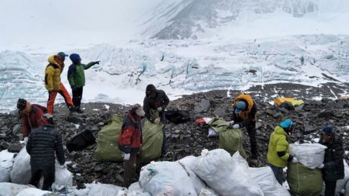 人類一年就留下8.4噸垃圾山...　聖母峰核心景區「無限期關閉」
