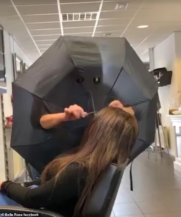 防疫出怪招！　髮型師「化身傘蜥蜴」為客人剪髮　雨傘開洞「自製屏障」網疑惑：不會剪歪？