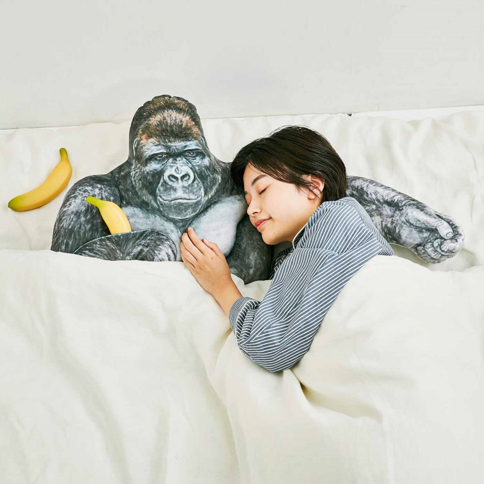 「日本最帥猩猩」化身男友力抱枕　強壯手臂給你靠「滿滿安全感」
