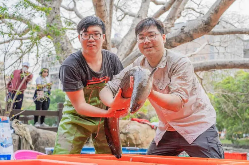 中興湖百人清池!師生總動員 意外撈出300生物與「20年前Nokia手機」
