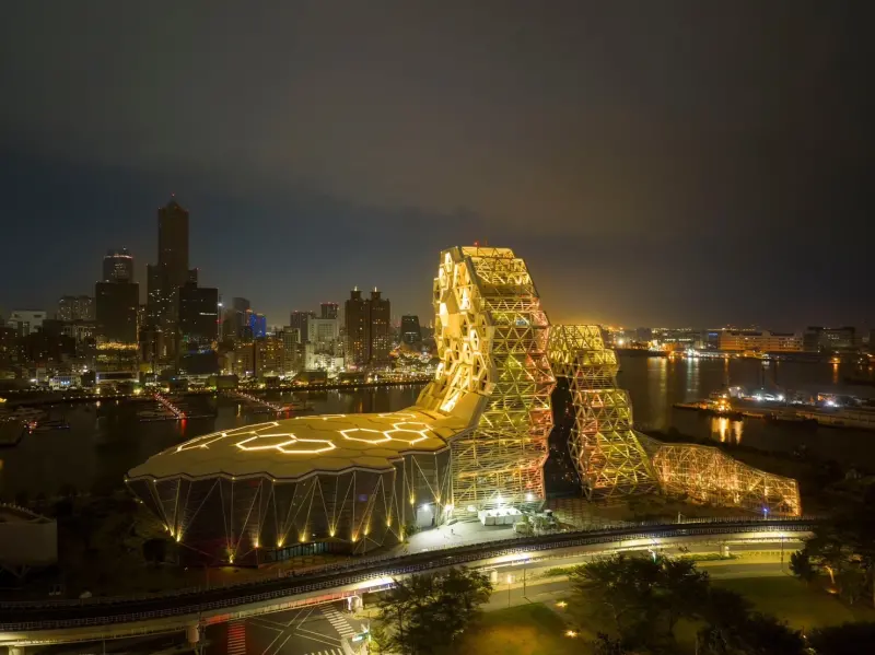 黃色小鴨睽違10年重返高雄！1/27日愛河灣展出　一張照片看當年盛況