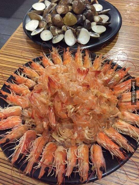 大學生來到活蝦吃到飽店狂嗑下幾十隻蝦子，接著還把蝦殼排成連老闆都驚呆的超屌擺盤！