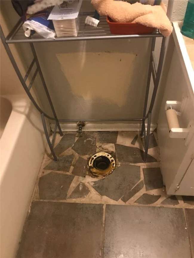 奇葩男友分手後「A走馬桶」　她上廁所傻眼：地上只剩一個洞！