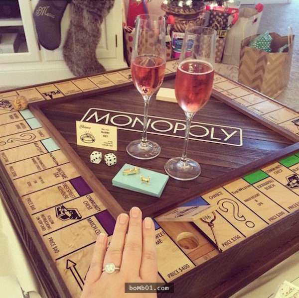 他用心自製「大富翁遊戲」要給女友一個浪漫的求婚，當隱藏著的戒指一出現所有人都要學他了！