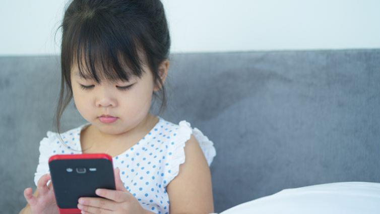 女童被限制玩手機遭同學笑「笨豬」　姨婆用蒙眼遊戲讓她秒懂苦心：我不要手機了