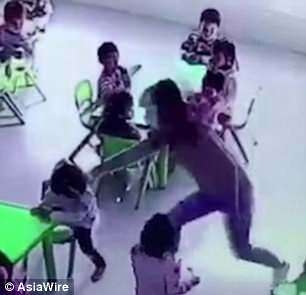 小孩不聽話就故意抽掉椅子　幼稚園老師的惡行被監視器拍下