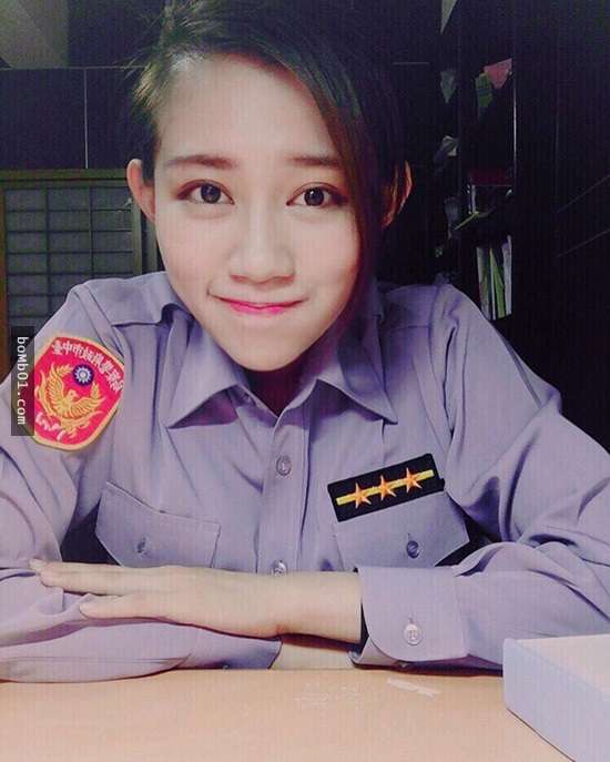 正妹女警「為了服務更多人」不當護士改報警界，她「學越南話幫助新住民」讓網友大讚人美心也美！