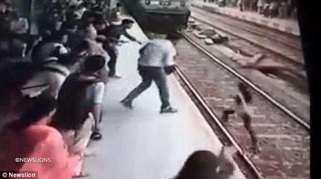 19歲女生戴耳機玩手機「下一秒就被火車輾過」，幾分鐘後現場的人都不敢相信眼睛看到的事！（有影片）