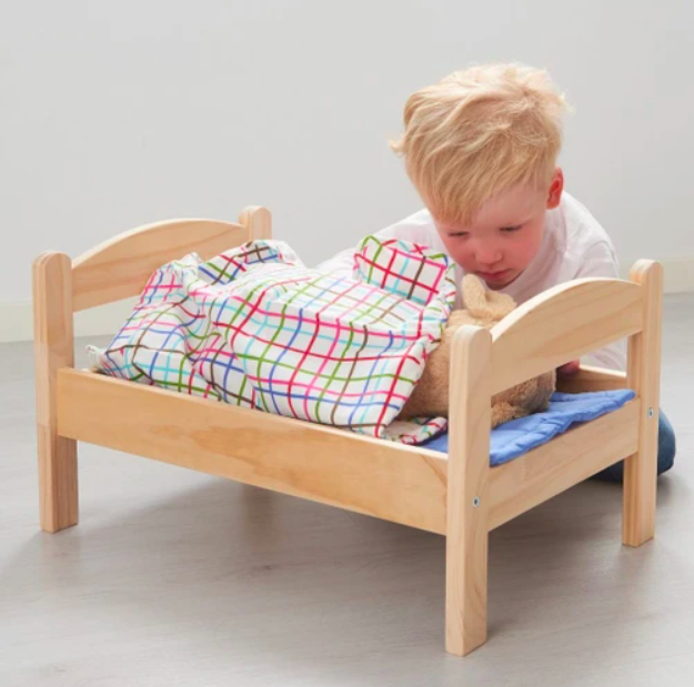 IKEA洋娃娃床「被貓皇霸佔」Size剛剛好　躺起來太舒適：連兔兔也跑來睡～