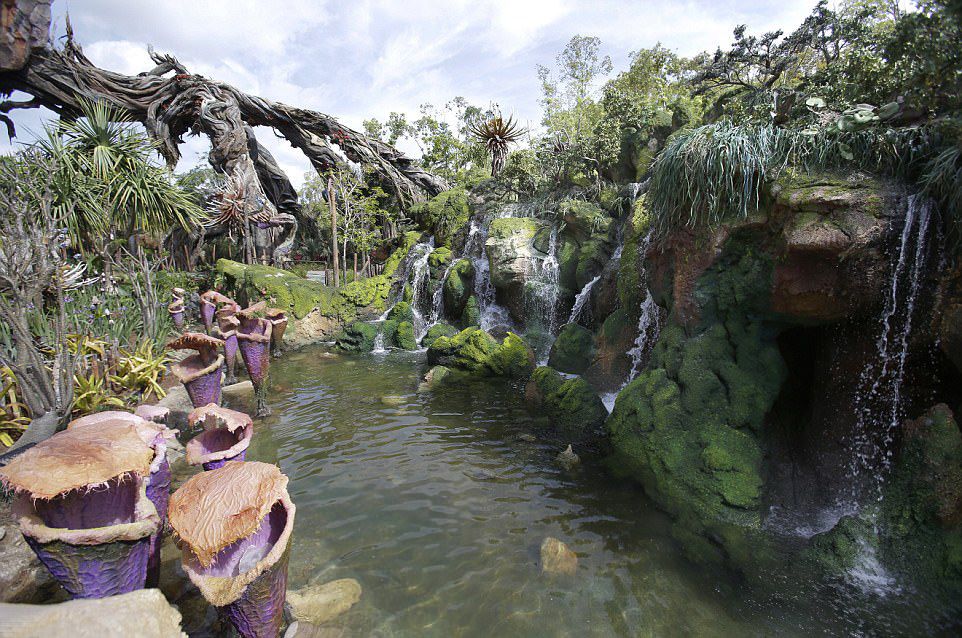 迪士尼花6年建造的《阿凡達》主題樂園這個月就要開幕，裡面的星球設計大人都會玩到不想離開啊！