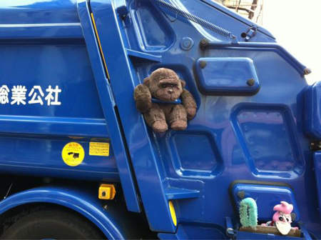 日本街頭垃圾車上「為何掛娃娃」？　清潔人員回答秒中淚點：原來台灣也看得到～
