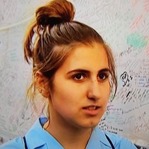 16歲女高中生在倫敦大火後「帶著筆記逃亡」，數小時後她「穿睡衣現身學校考試」連校方都傻眼！