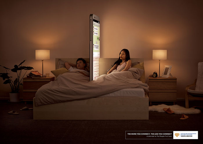創意廣告「手機牆」驚醒現代人　一圖提醒：現在放下手機還能挽救感情