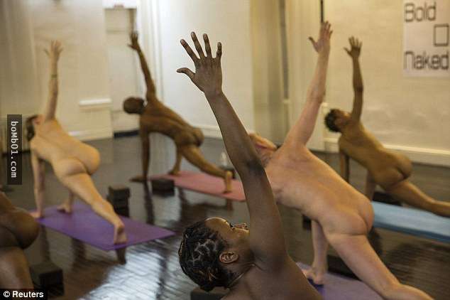 這間瑜伽館規定要大家裸體「就算勃起也被允許」，但是完全沒有色色內容的上課過程卻治癒了許多人！