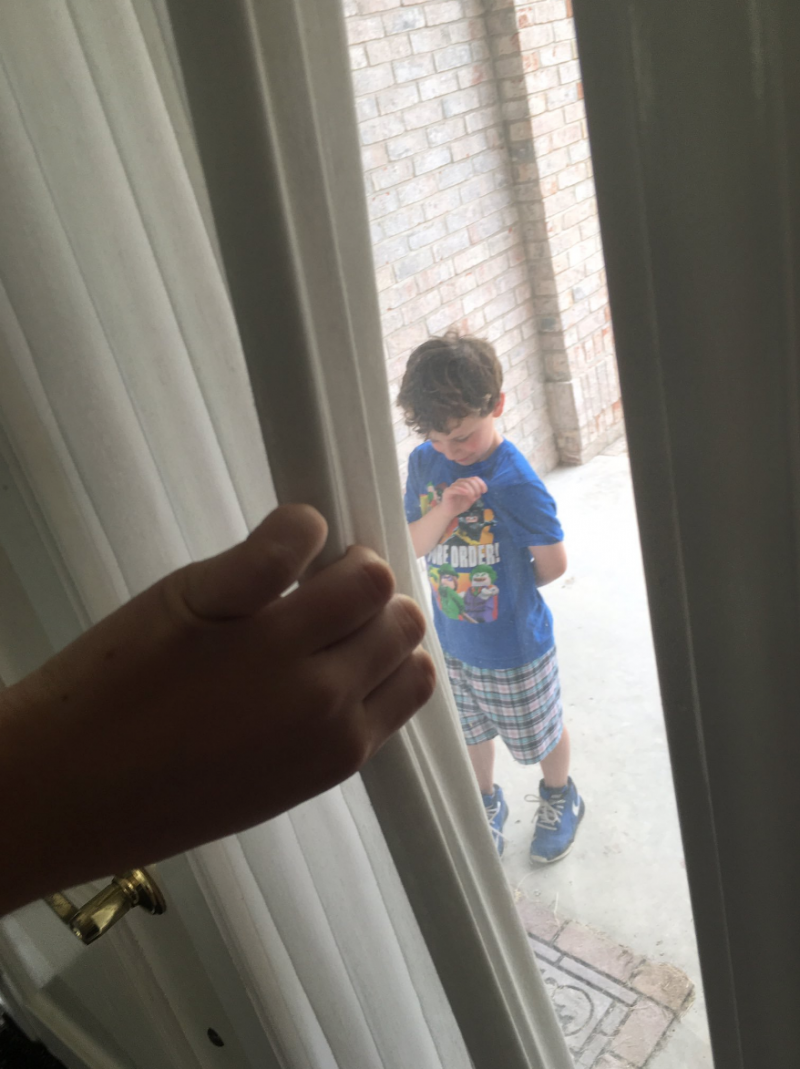隔壁家5歲男童狂按門鈴「騷擾」　大叔不生氣「反而暖心陪玩」故事感人